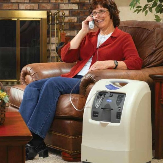 Picture of a woman using an o2 concentrating machine